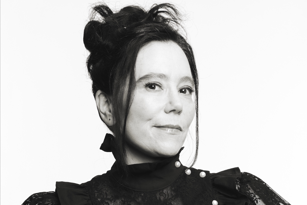 Alex Borstein is Thirsty